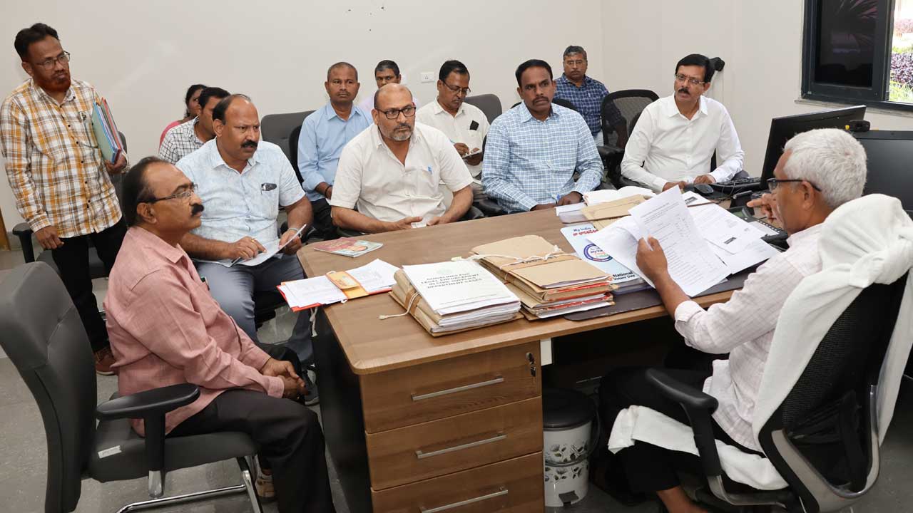 టెన్త్‌ సెంటర్లు@98