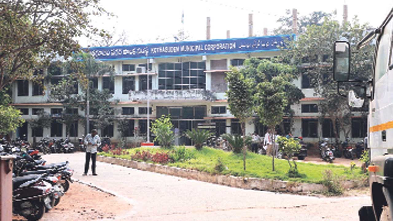 పీఠం కోసం పాకులాడి..