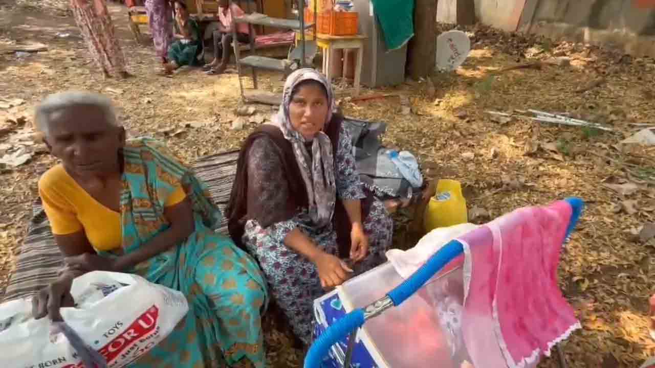 Khammam victims | ఎక్కడికి పోవాలో అర్థమైతలేదు సారూ.. చంటిపాపతో రోడ్డున పడ్డ బాధిత మహిళ ఆవేదన