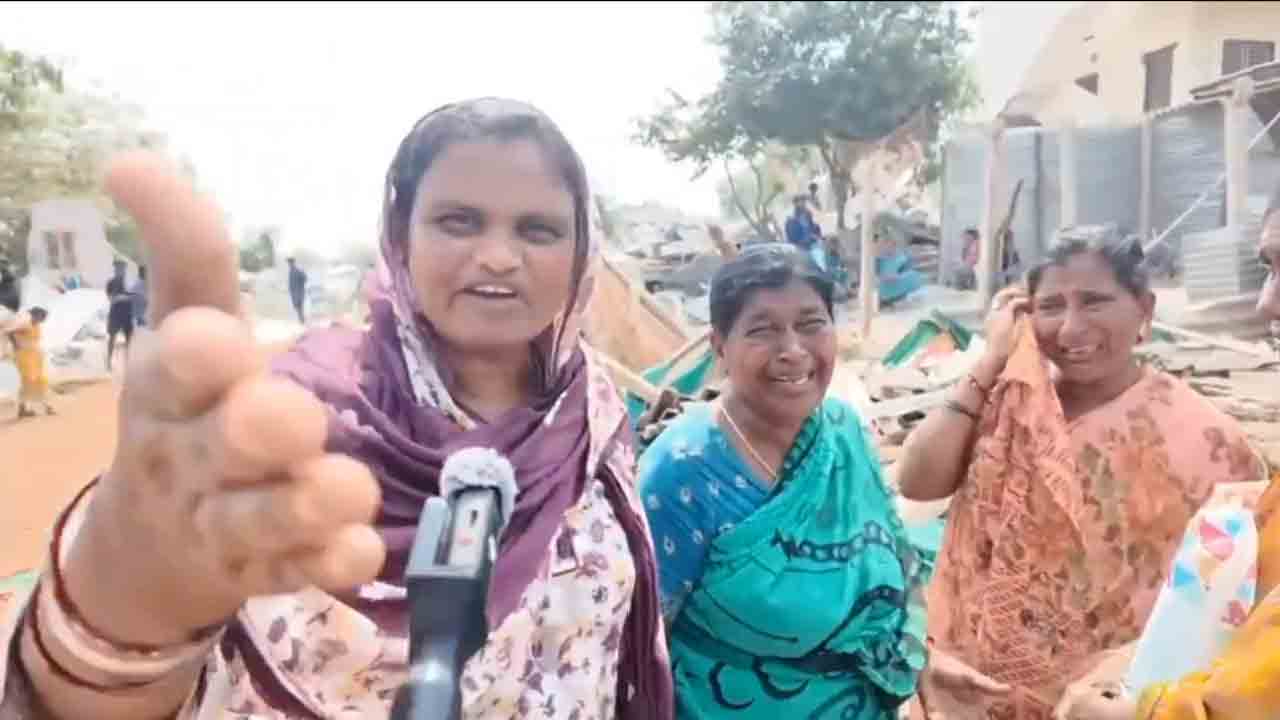 Khammam Victims | పొంగులేటిని చెప్పులతో కొట్టి ఉరికిస్తాం.. భట్టి విక్రమార్క నీకు సిగ్గు శెరముండాలె.. ఖమ్మం బాధితుల ఆవేదన