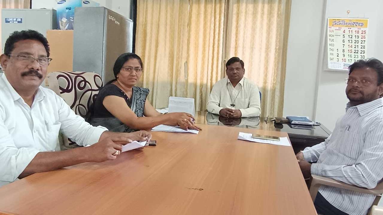 ఇంటర్‌ పరీక్షలకు.. తగ్గిన కేంద్రాలు తగ్గిన విద్యార్థులు