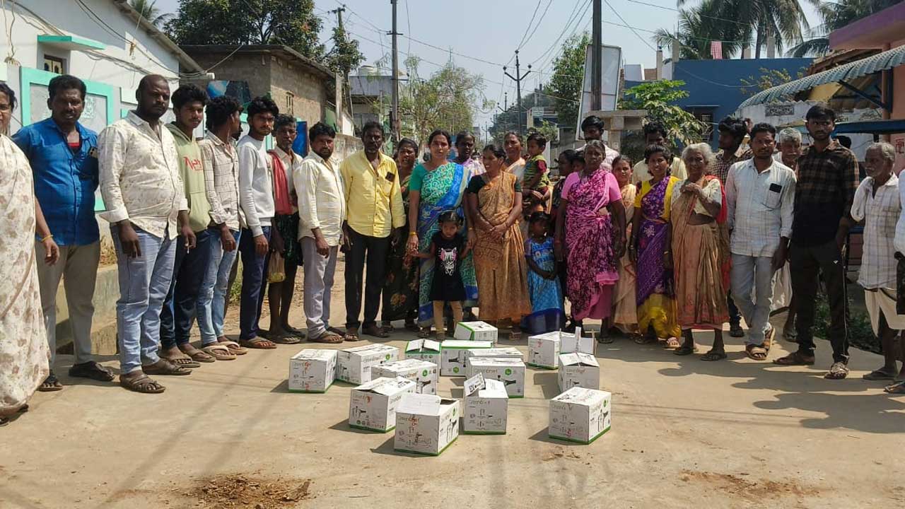 మాకు ఓట్లు వేయలేదు.. గిఫ్టులు ఇచ్చేయండి..