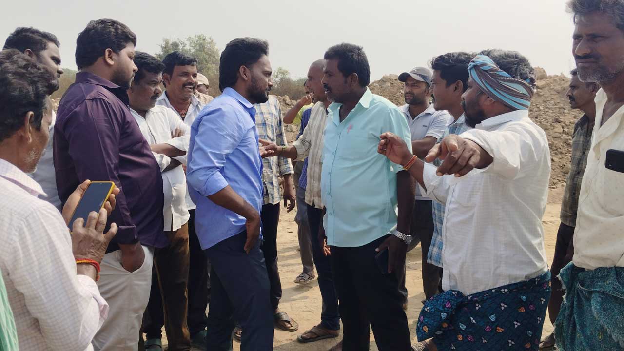 నాసిరకం పనులపై మండిపడ్డ రైతులు