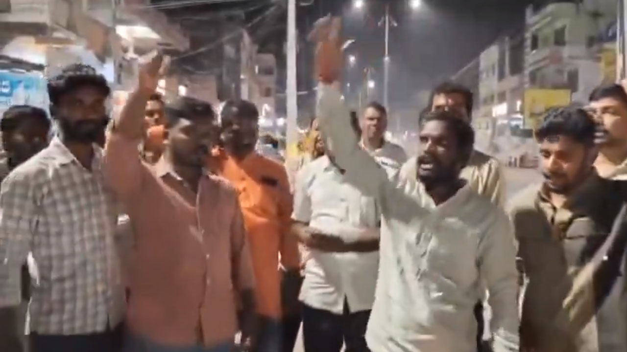 JAC Celebration | ఇంటిగ్రేటెడ్‌ స్కూల్‌ను తరలించిన కాంగ్రెస్‌కు బుద్ధి చెప్పిన ఓటర్లు.. జేఏసీ నాయకుల సంబరాలు