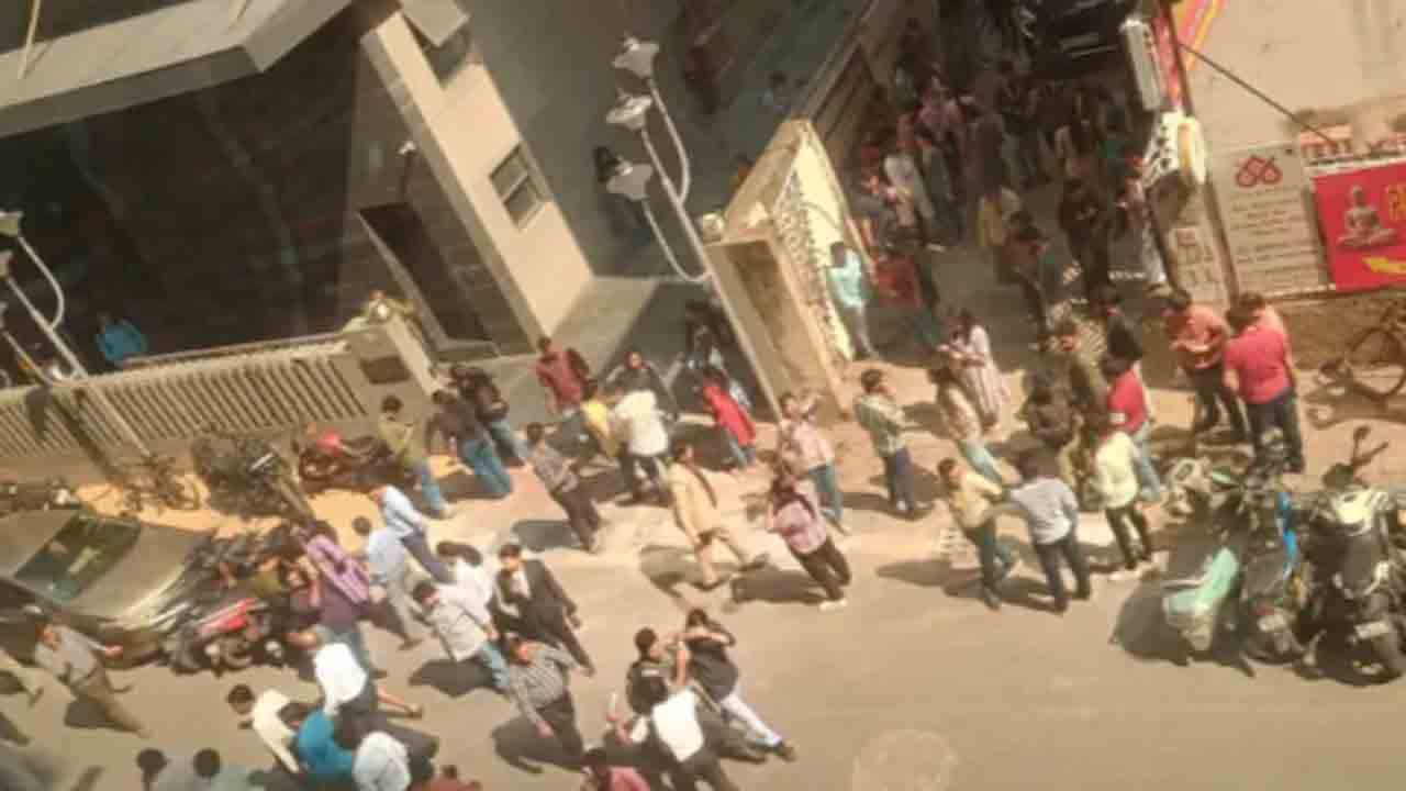 Kolkata Earthquake | కోల్‌కతాలో భారీ భూకంపం.. భయంతో ఇళ్లను వీడిన జనం