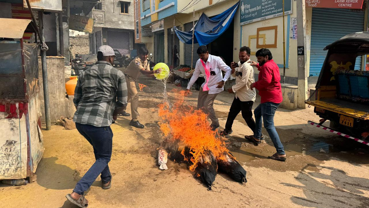 Lathi Charge | నాగర్ కర్నూల్ జిల్లాలో బీఆర్ఎస్ కార్యకర్తలపై లాఠీచార్జీ