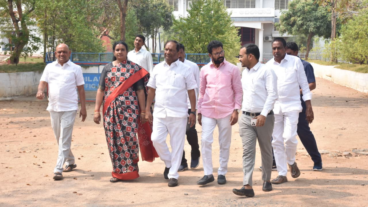 Koppula Eshwar | మాజీ ఎమ్మెల్యే బాల్క సుమన్‌ను పరామర్శించిన మాజీ మంత్రి కొప్పుల ఈశ్వర్