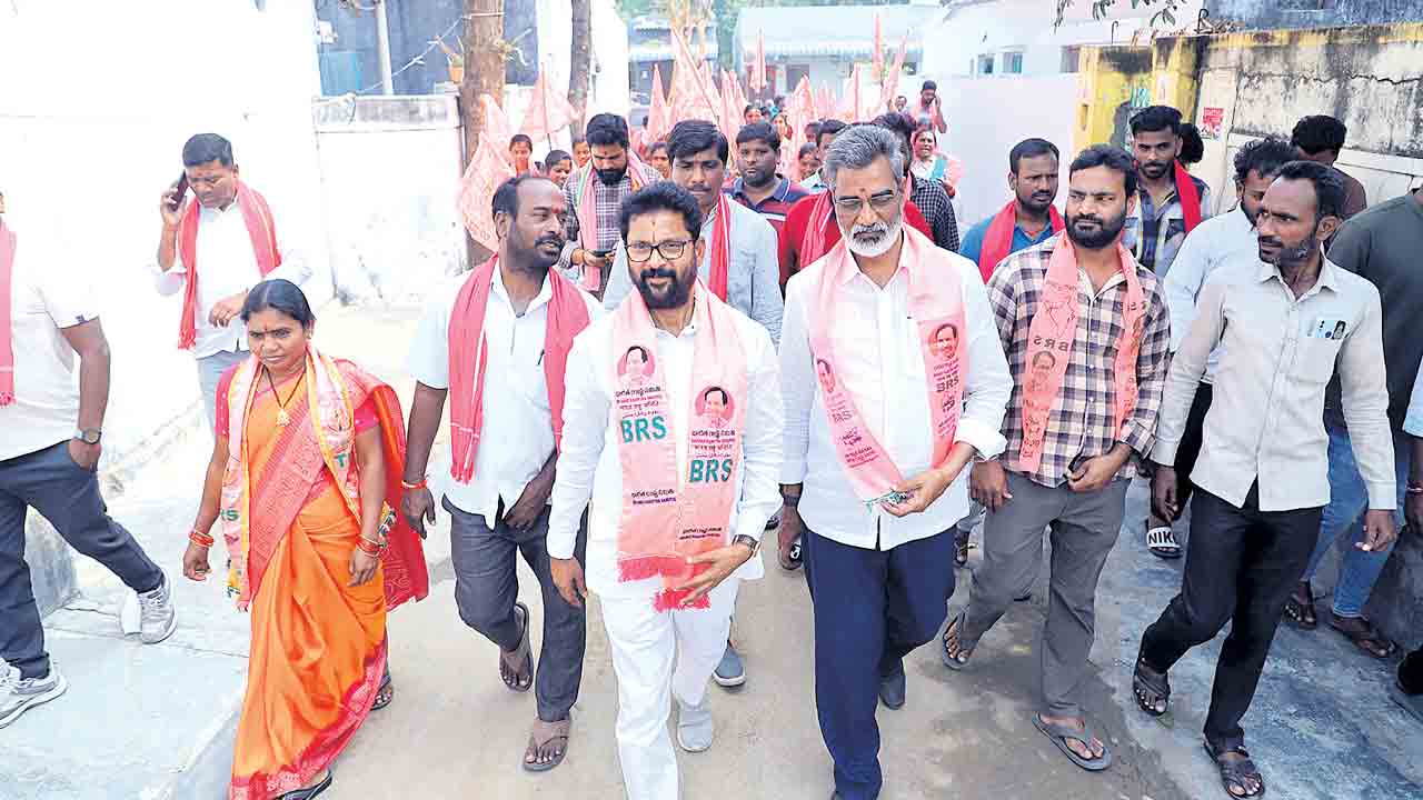 కాంగ్రెస్‌కు బుద్ధి చెప్పండి.. బీఆర్‌ఎస్‌ పెద్దపల్లి జిల్లా అధ్యక్షుడు కోరుకంటి చందర్‌