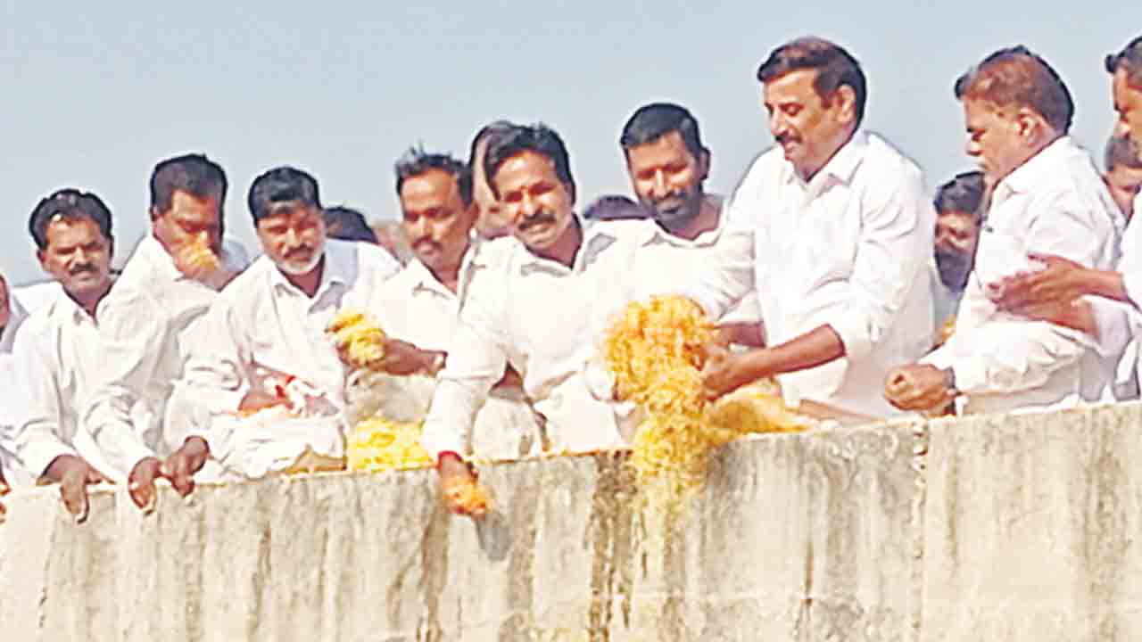 సాగునీటి కోసం రైతుల ఇబ్బందులు