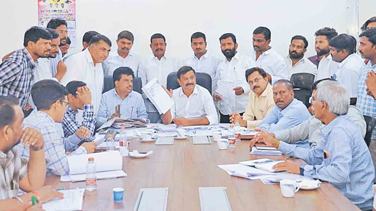 ఉప కాల్వలు నిర్మించాలి