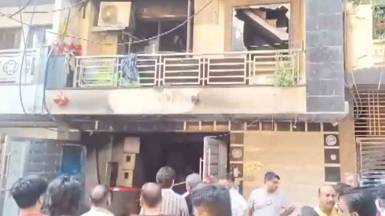 LPG Cylinder Explodes | మంటలు ఆర్పుతుండగా పేలిన గ్యాస్‌ సిలిండర్‌.. ఫైర్‌ సిబ్బంది, పోలీసులతో సహా 13 మందికి గాయాలు