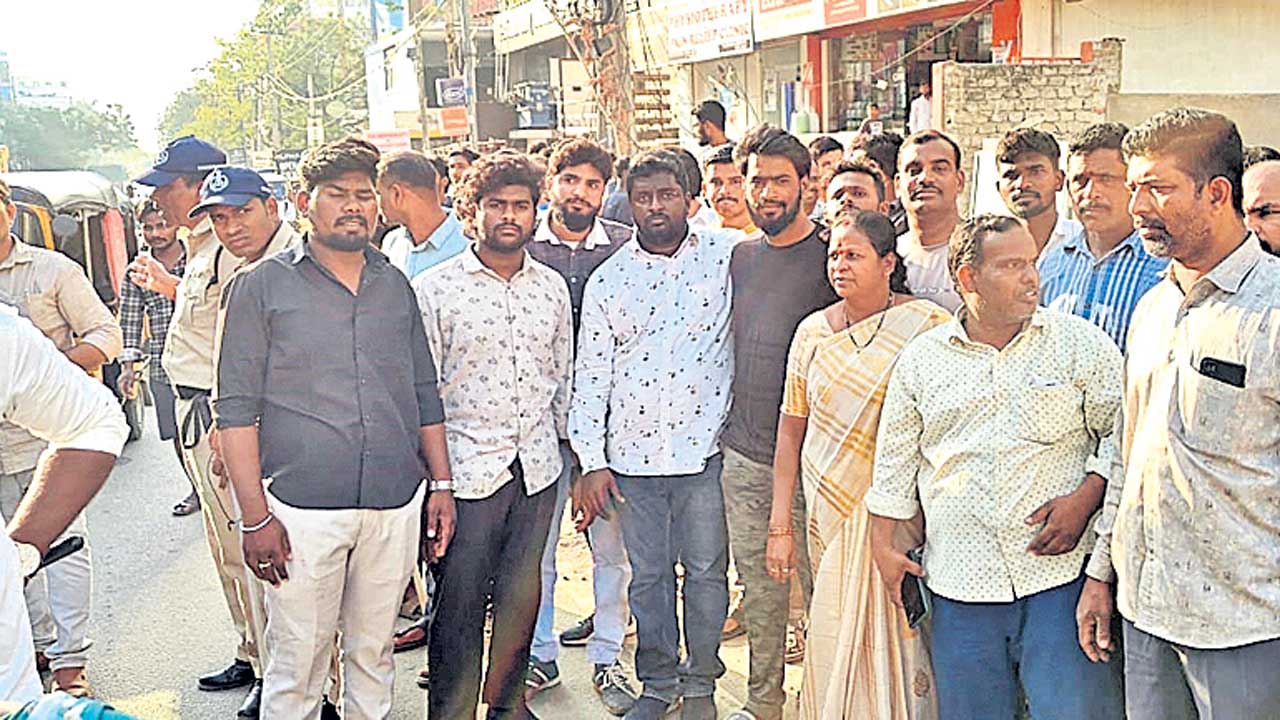 చిరు వ్యాపారులపై హైడ్రా ప్రతాపం