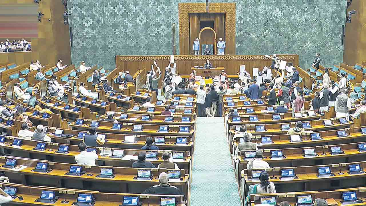 లోక్‌సభలో అదే రభస.. వెల్‌లోకి దూసుకెళ్లి విపక్షాల నిరసన.. సోమవారానికి సభ వాయిదా