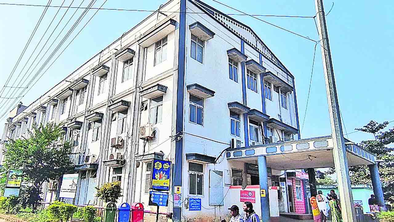 భద్రత కరువు.. సేవలు అందవు