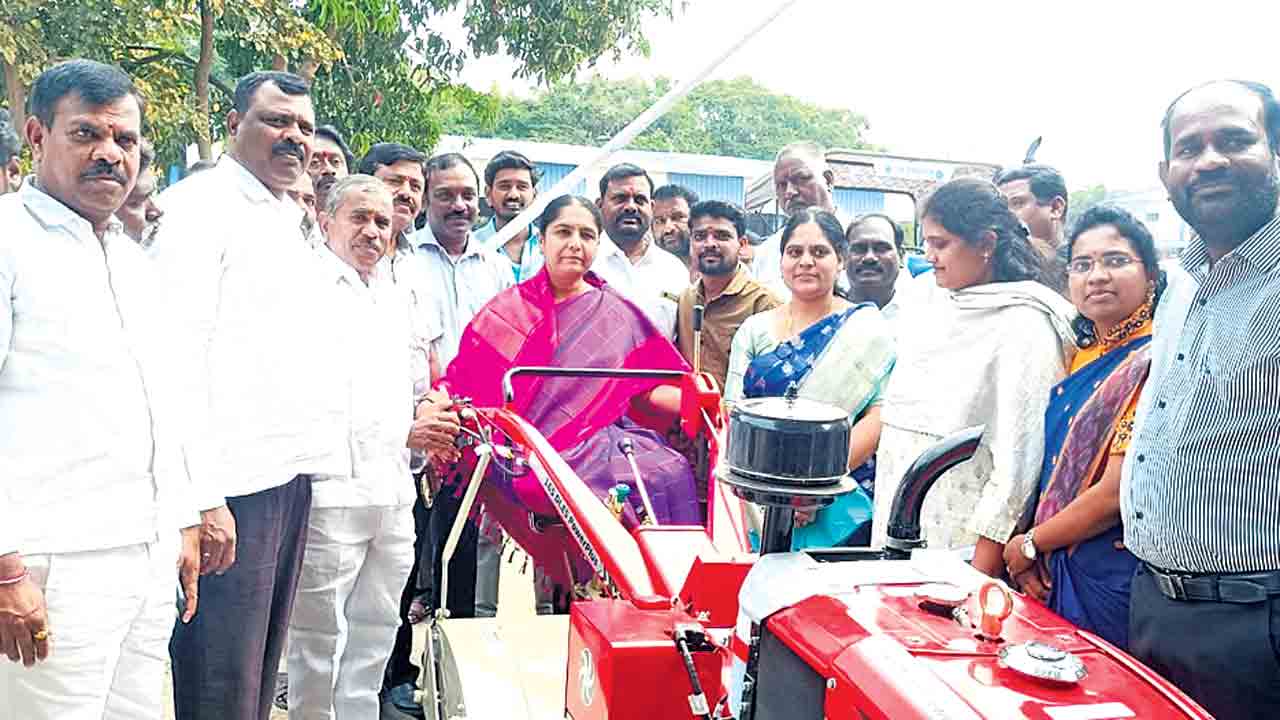 అర్హులైన రైతులందరికీ యంత్రాలు ఇవ్వాలి