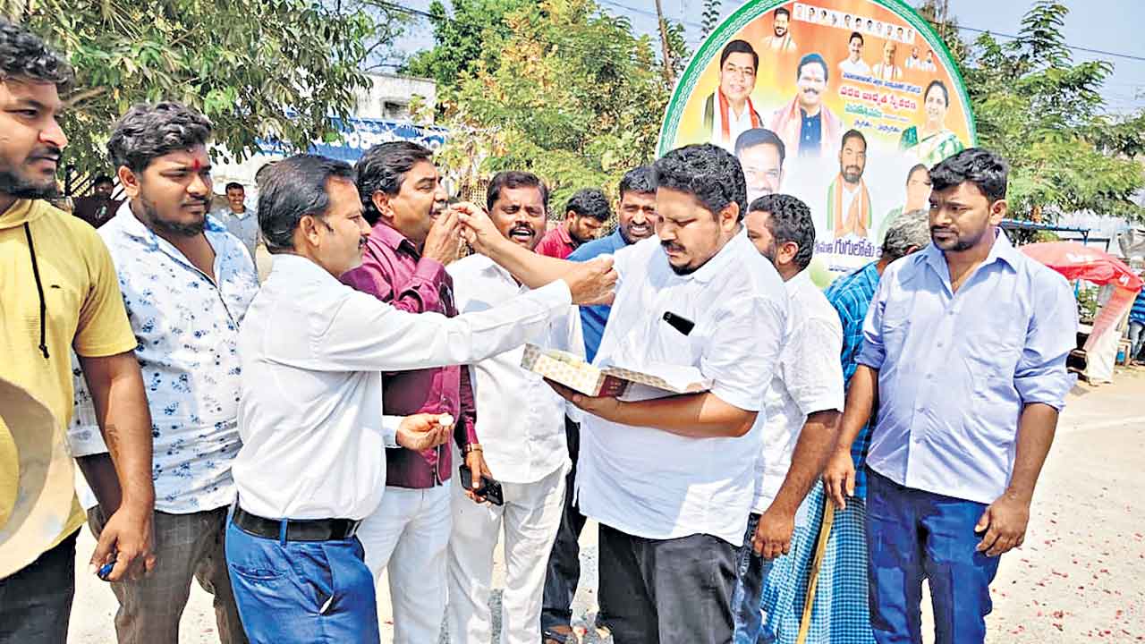 మహబూబాబాద్‌ కలెక్టర్‌ బదిలీపై సంబురాలు