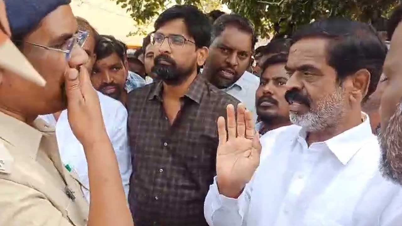 కాంగ్రెస్‌ ఏజెంట్‌గా ఉన్న సీఐని సస్పెండ్‌ చేయాలి