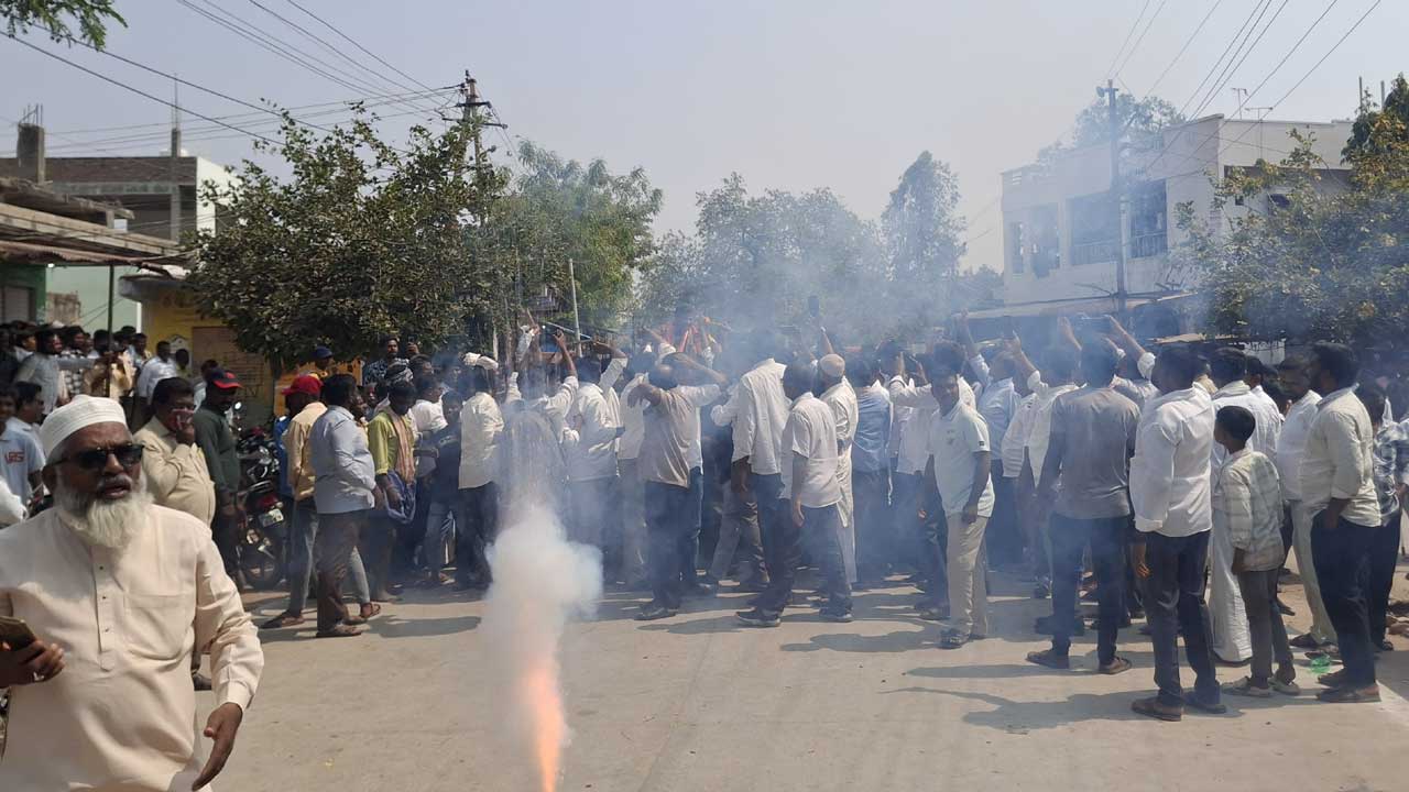 గూలాబీ పట్టాభి షేకం