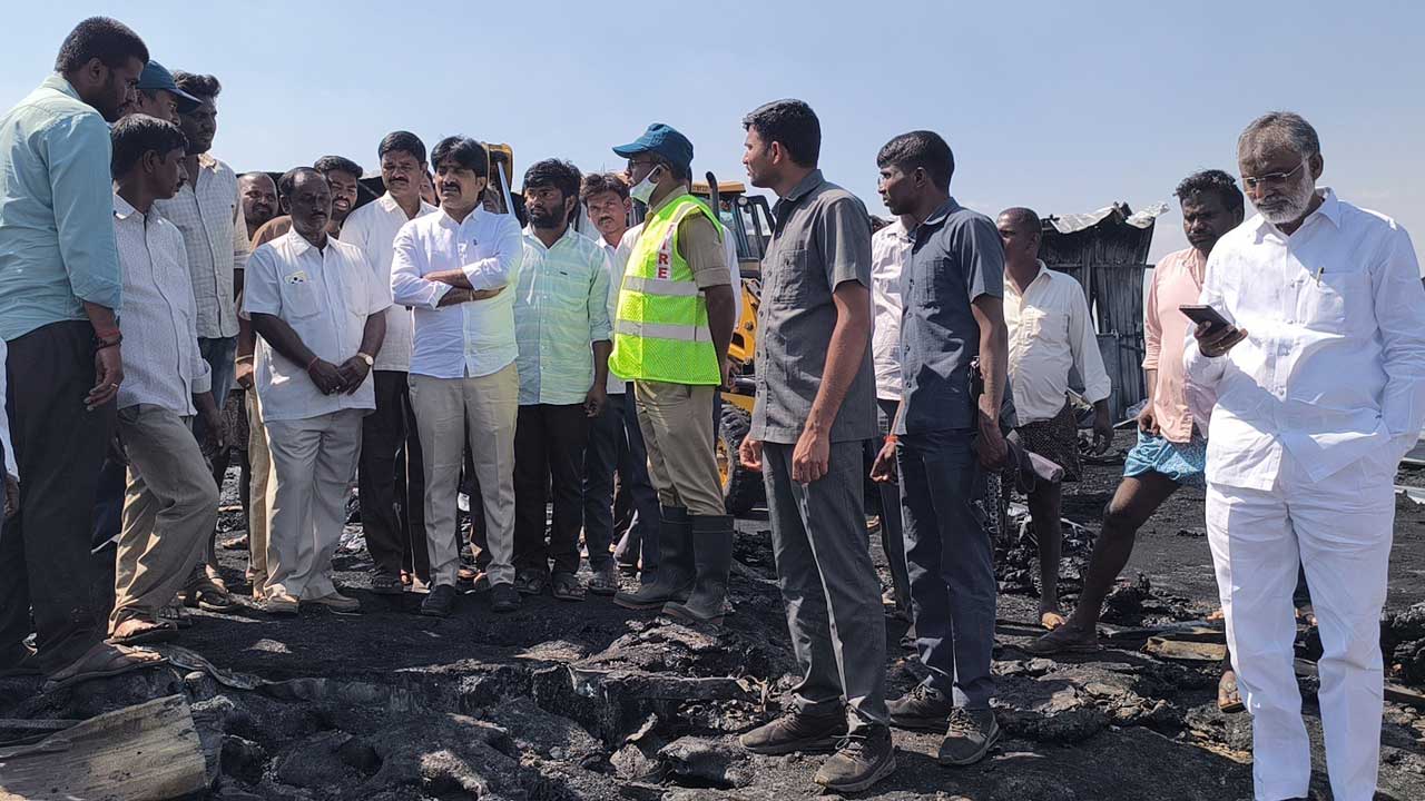 షార్ట్‌సర్యూట్‌తో డ్రిప్‌ పైపుల ఫ్యాక్టరీ దగ్ధం