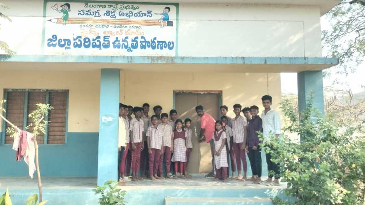 బిల్లులు చెల్లించాలని పాఠశాల భవనానికి తాళం