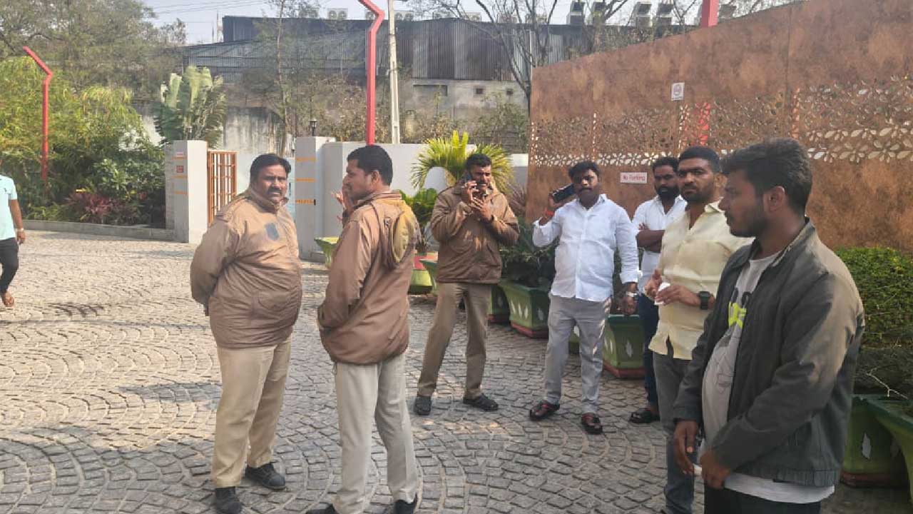 కాంగ్రెస్‌ కార్పొరేటర్ల హోటల్‌ రూముల్లో సోదాలు