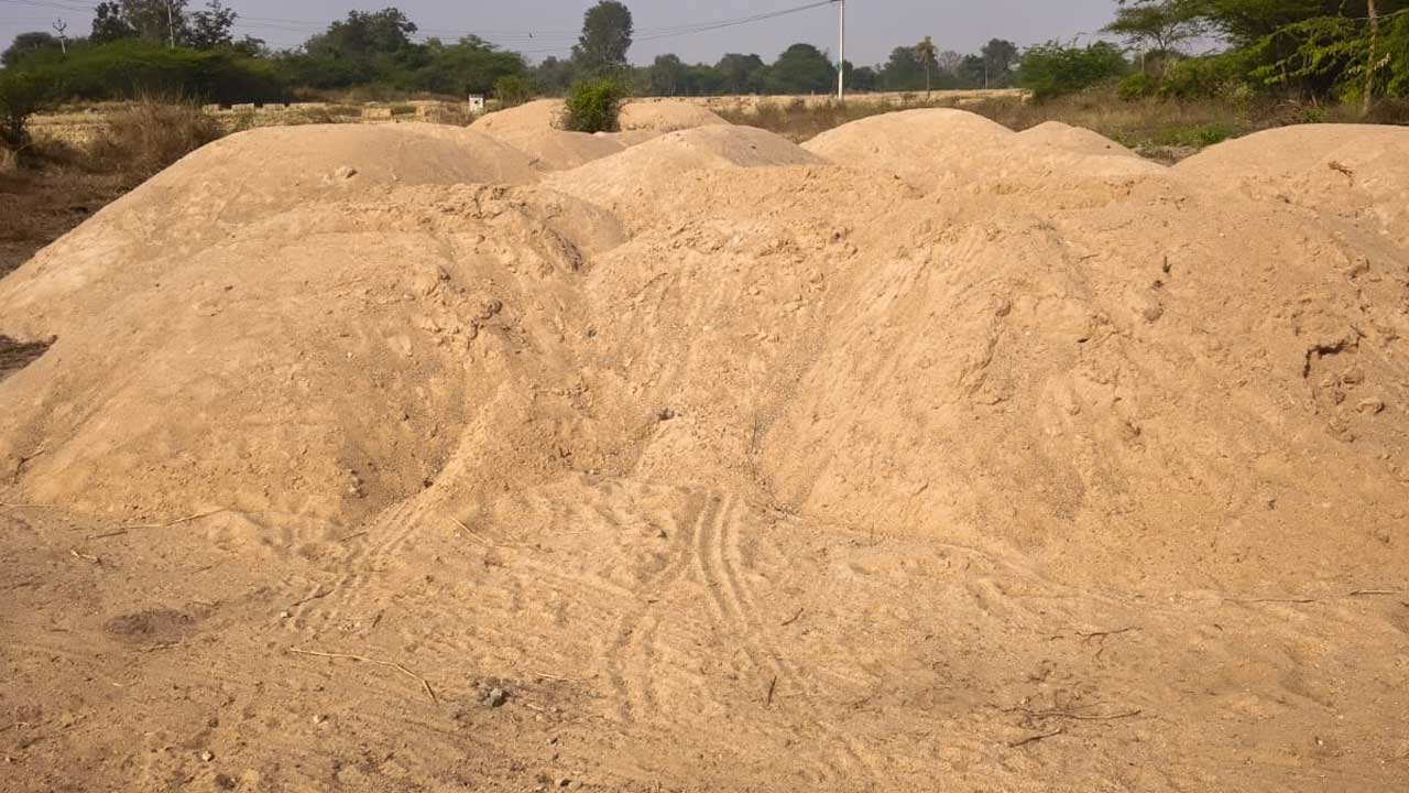 నిలిచిన ఇసుక దందా మూడు ట్రాక్టర్ల పట్టివేత