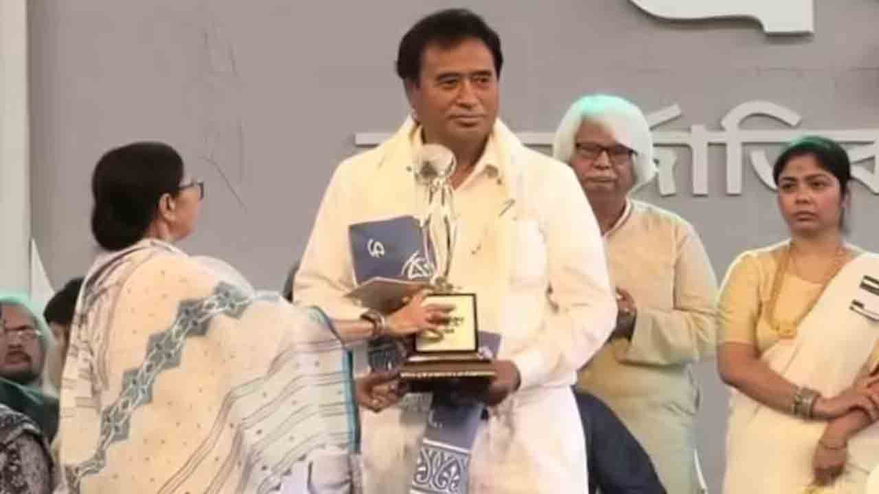 Mamata Banerjee | బీజేపీ ఎంపీకి బెంగాల్‌ అత్యున్నత పురస్కారం.. ప్రదానం చేసిన మమతా బెనర్జీ, ఎందుకంటే?