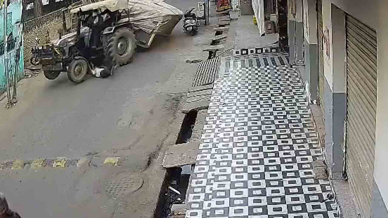 Watch: లోడ్‌ ట్రాక్టర్‌ కింద కుంగిన రోడ్డు.. వ్యక్తికి తృటిలో తప్పిన ప్రాణాపాయం