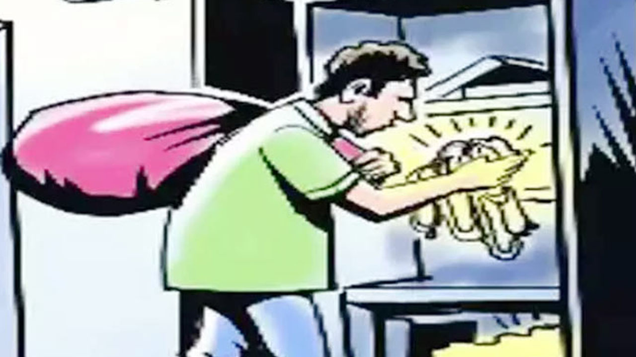 Massive Theft | కడప జిల్లాలో భారీ చోరీ.. బంగారం, వెండి నగల అపహరణ