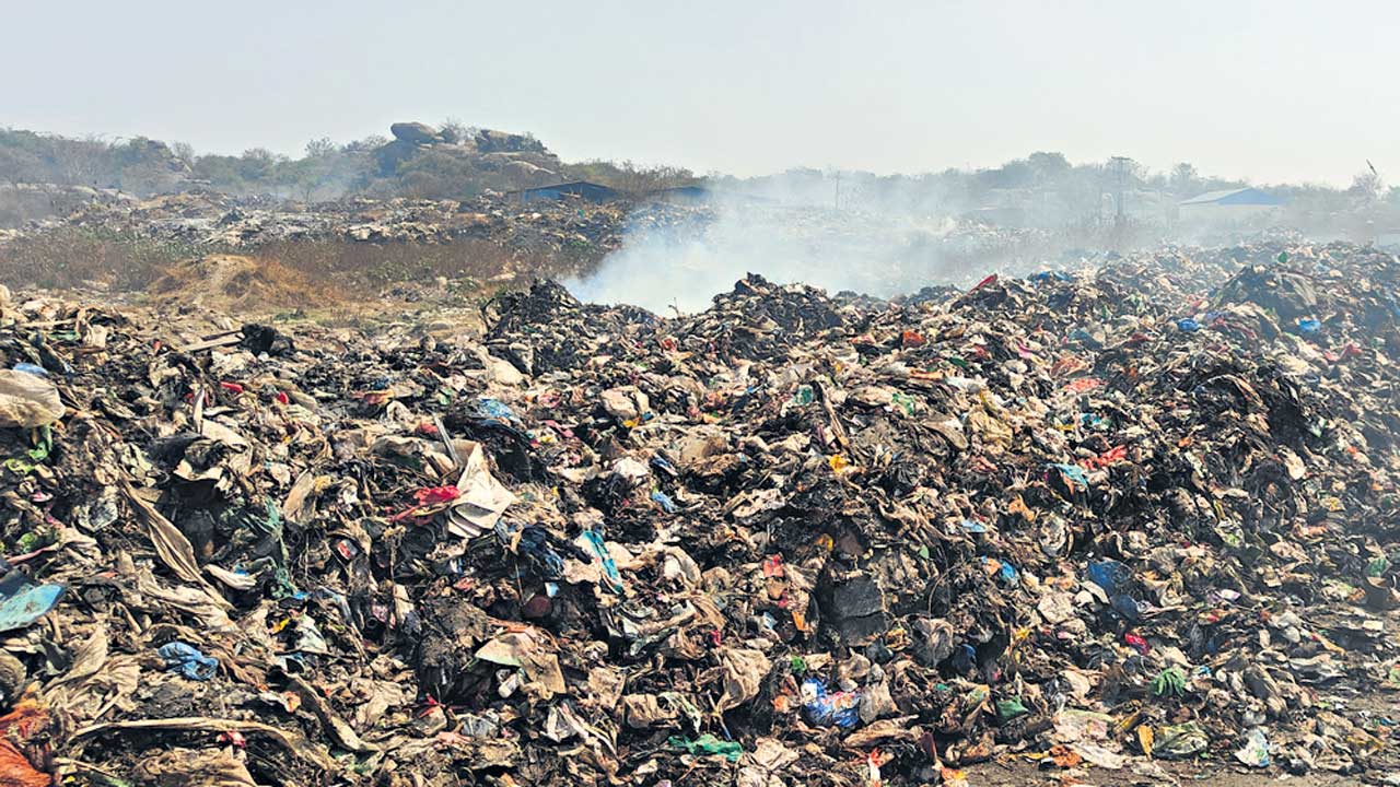 ఎక్కడి చెత్త అక్కడే