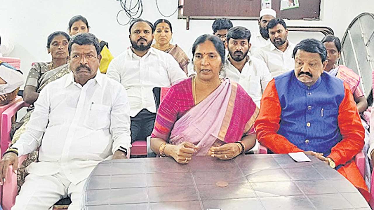 ఢిల్లీలో కుస్తీ.. స్థానికంగా దోస్తీ