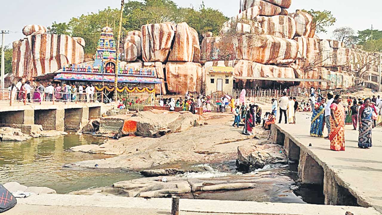 అభివృద్ధ్దికి ఆమడ దూరం