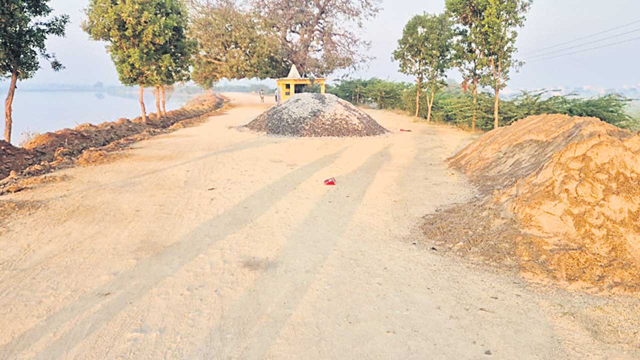 ఎక్కడి పనులు అక్కడే