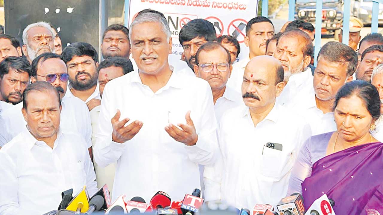 మెదక్‌ ఎమ్మెల్యేపై కేసు ఎందుకు పెట్టలేదు