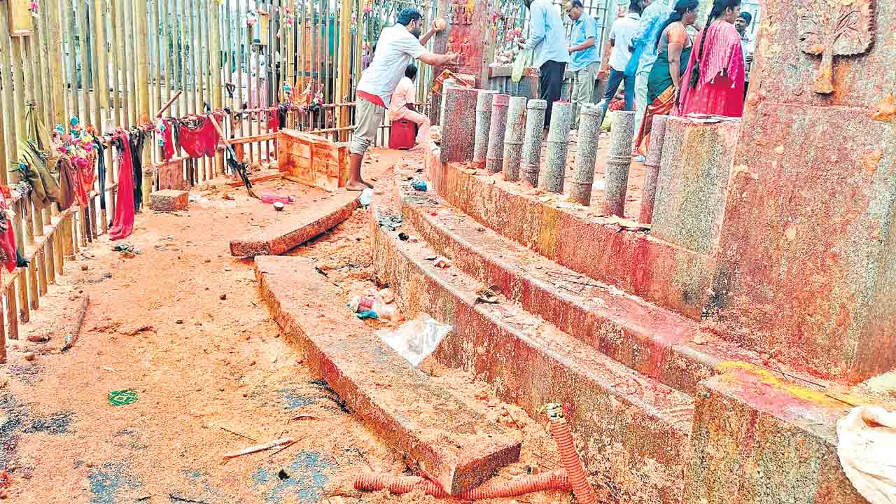 తిరుగు వారానికే విరిగిపోతున్న శిలలు.. మేడారంలో రాలిపోతున్న రాతి కట్టడాలు