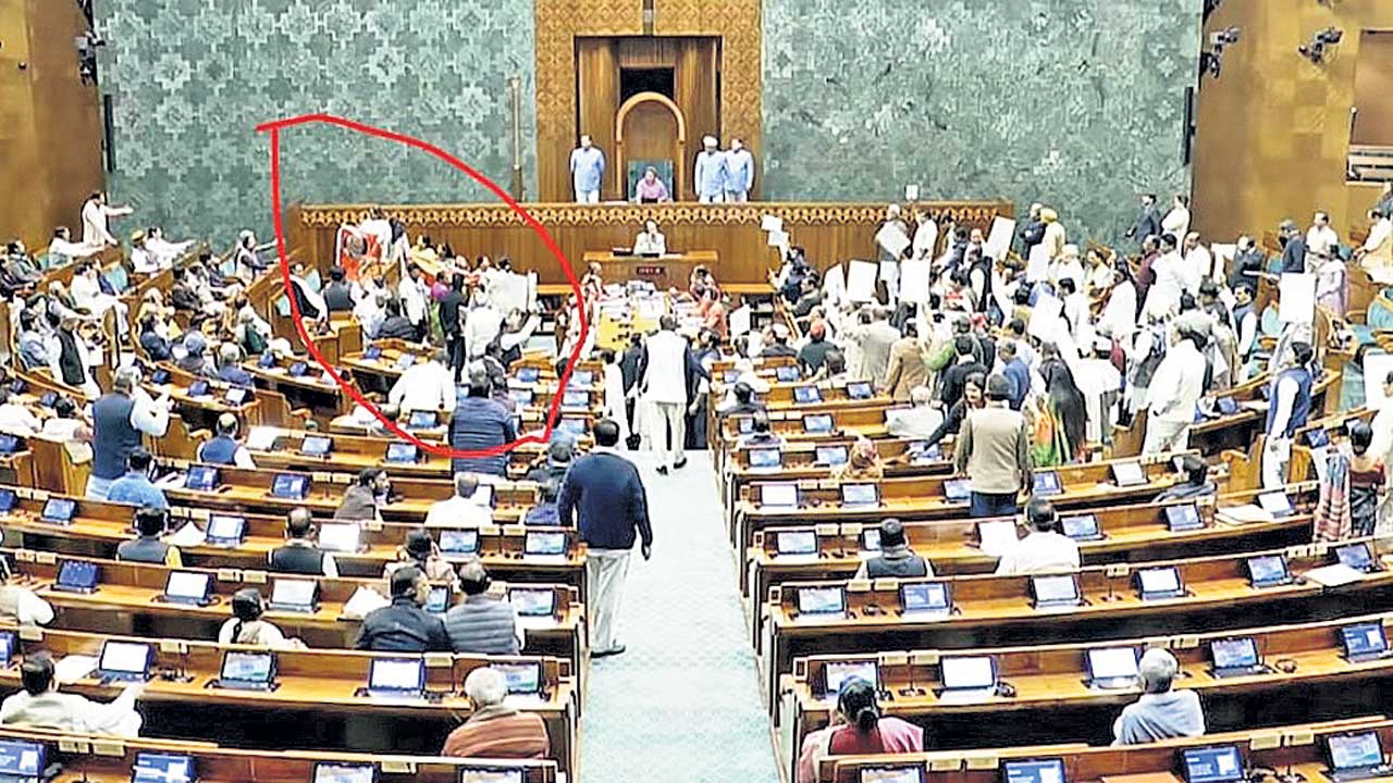 మోదీని చుట్టుముట్టిన మహిళా ఎంపీలు