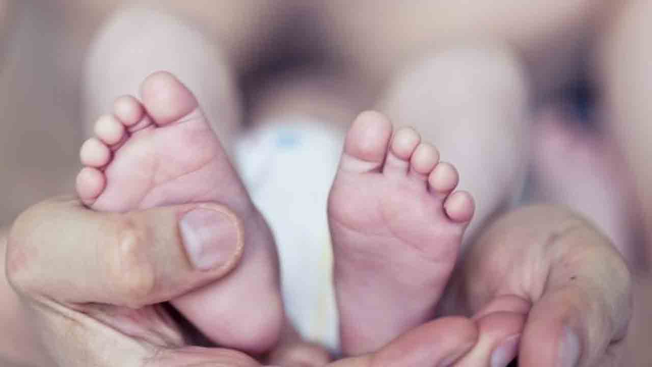 Mother | రోజూ ఏడుస్తూ విసుగిస్తున్నాడని.. పసిబిడ్డను పొయ్యిలో వేసి చంపిన తల్లి