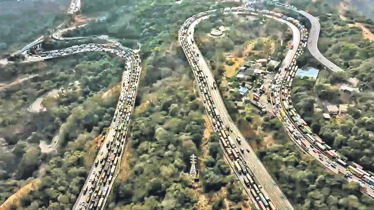 20 కిలోమీటర్ల మేర ట్రాఫిక్‌ జామ్‌