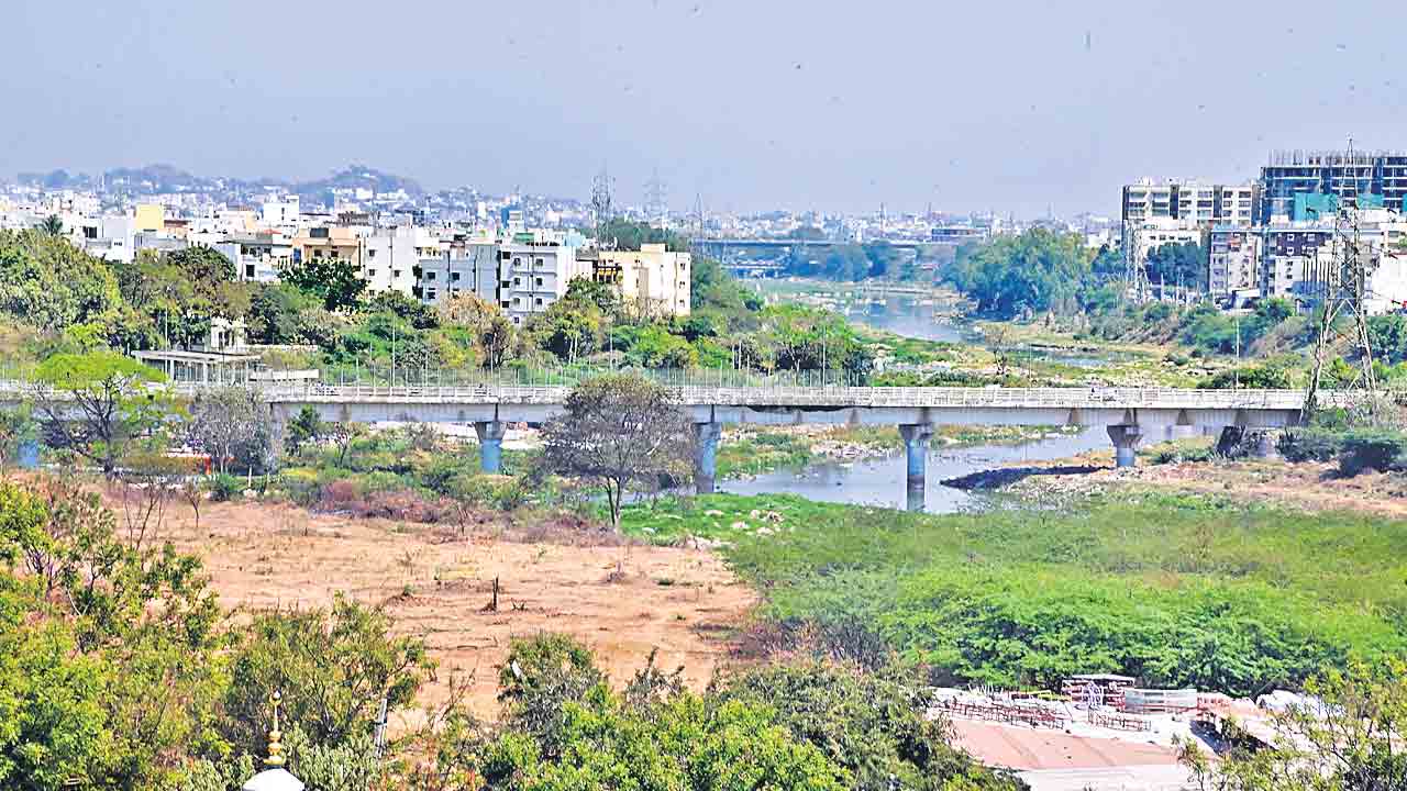 ప్రజల బతుకులపై గాంధీ సరోవర్‌ బండ!