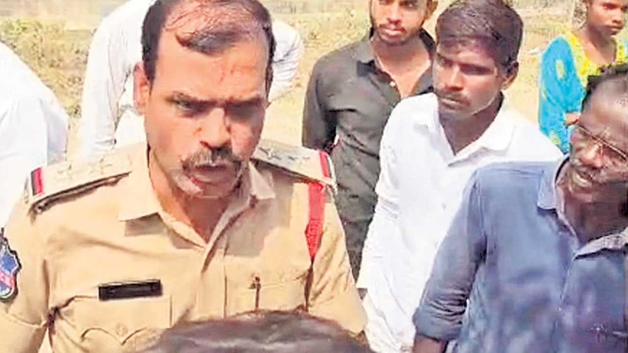 చేతనైతే మీరూ డబ్బు పంచండి