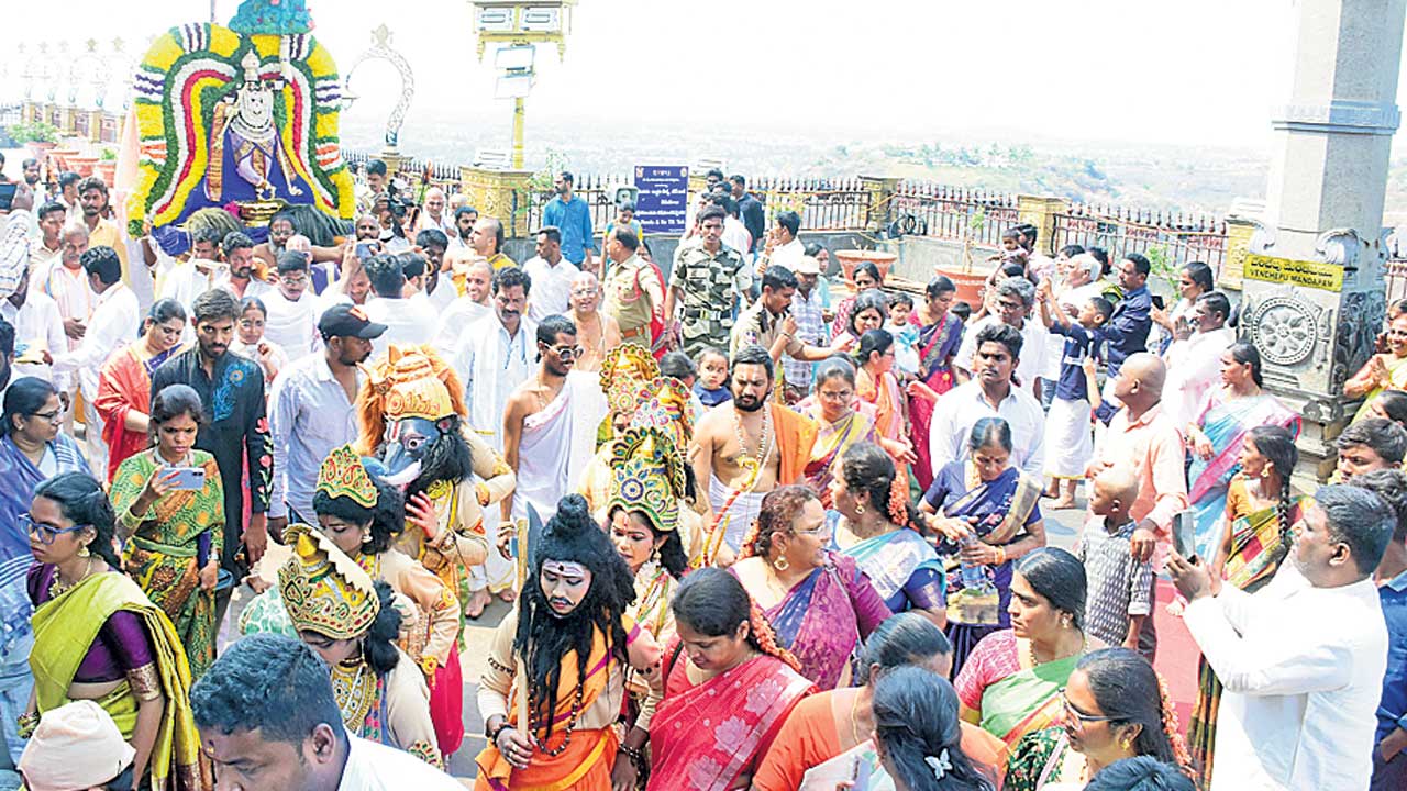 గోవర్ధన గిరిధారిగా.. సింహరూఢుడిగా..