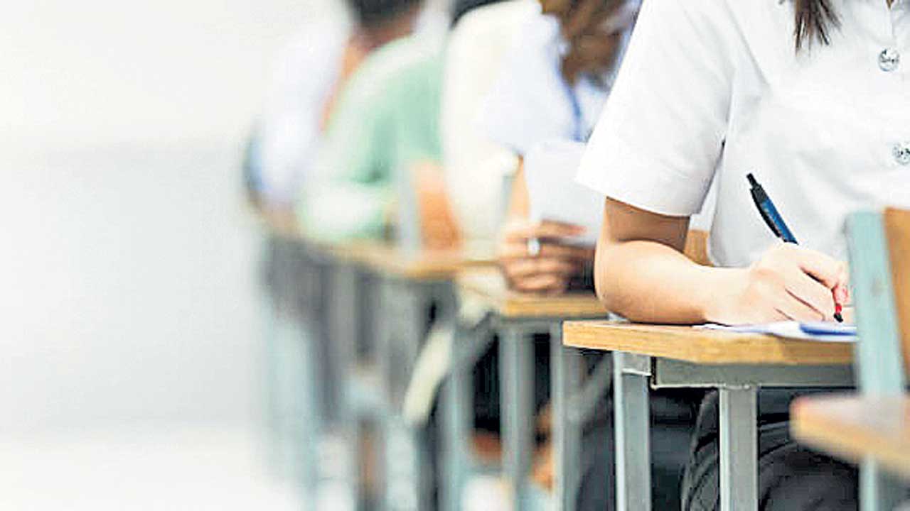 పైసలిస్తే పాస్‌..!