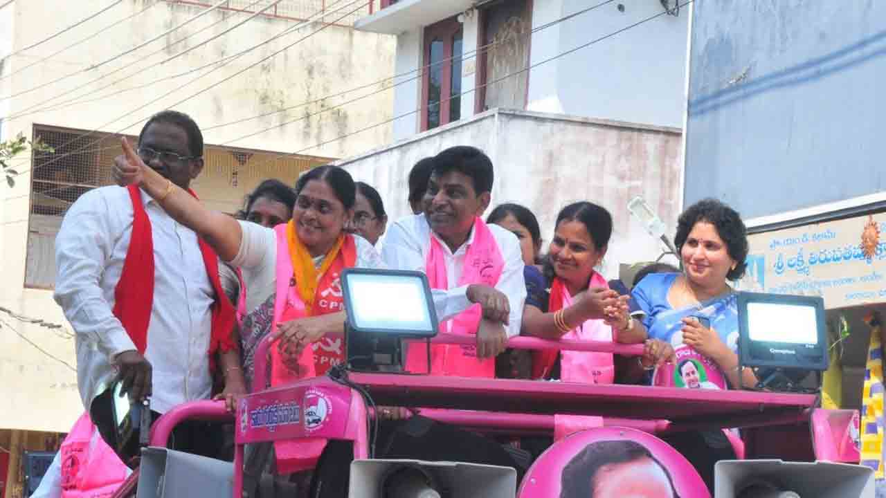 కాంగ్రెస్‌ ప్రభుత్వం ఎలాంటి అభివృద్ధి పనులు చేపట్టలేదని ఆరోపించారు.