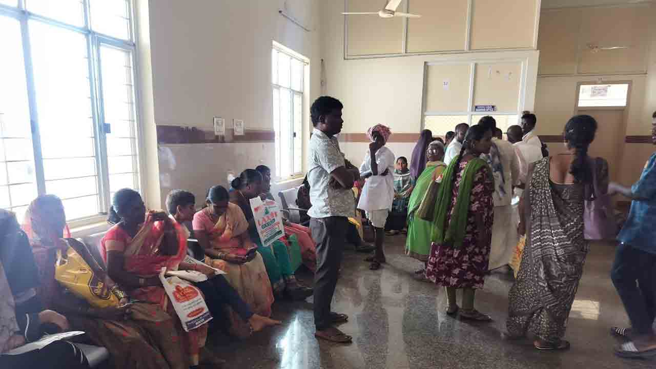 చీకట్లో జిల్లా దవాఖాన