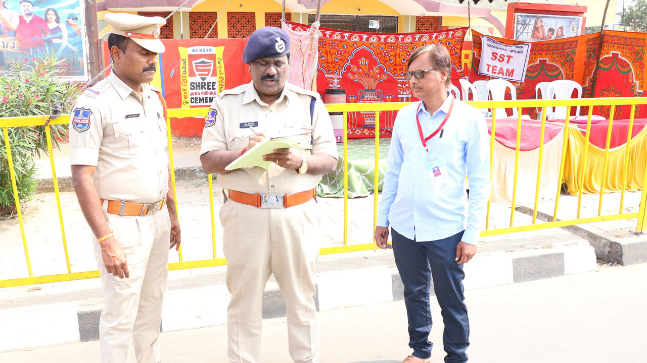 Additional SP Mahender | ఎన్నికల్లో  స్వేచ్ఛగా  ఓటు హక్కును వినియోగించుకునేందుకు చర్యలు : అదనపు ఎస్పీ మహేందర్