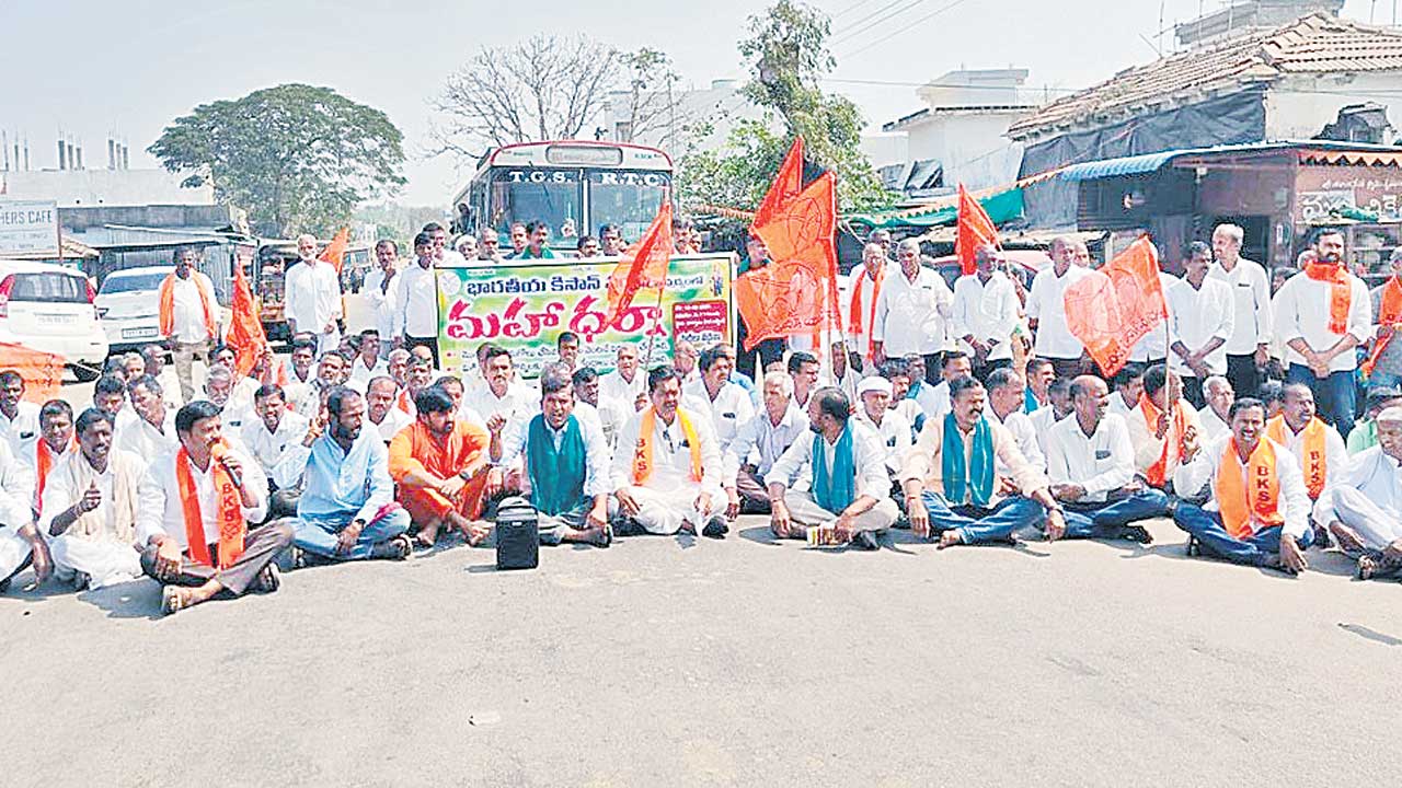 బకాయిల కోసం రోడ్డెక్కిన రైతులు