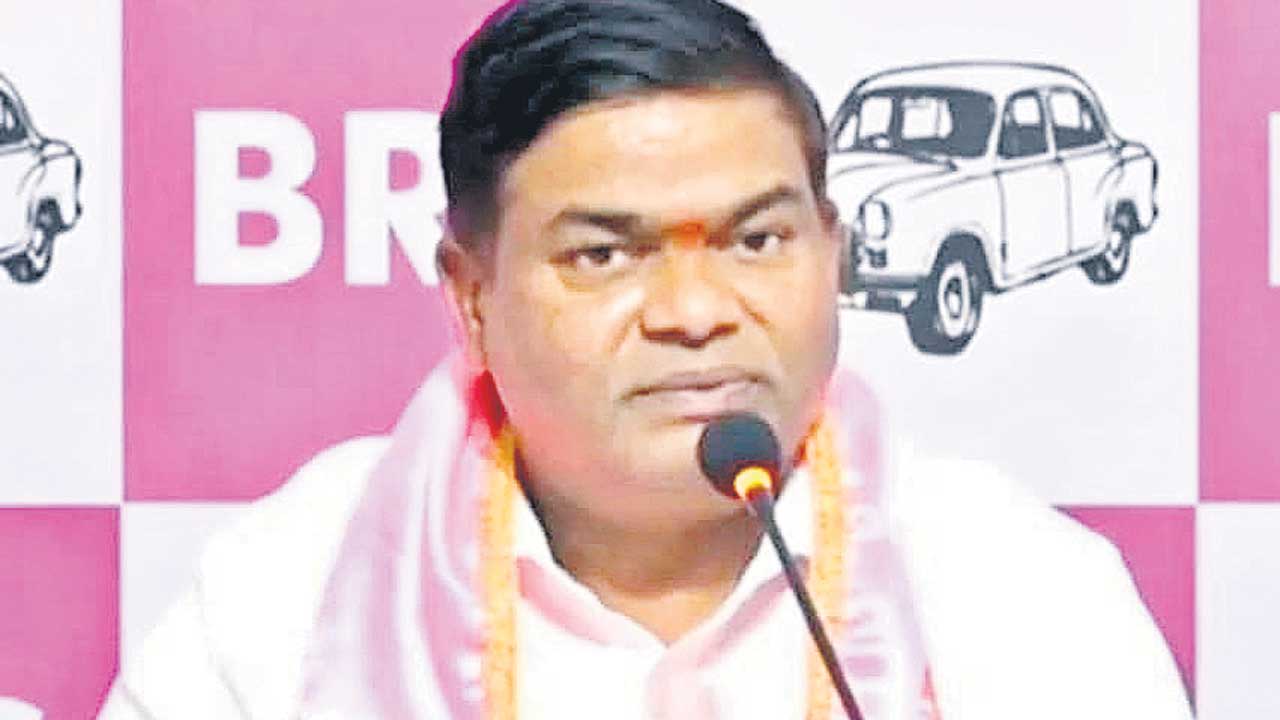 కేసీఆర్‌కు నోటీసులు ప్రతీకార రాజకీయాలకు పరాకాష్ట