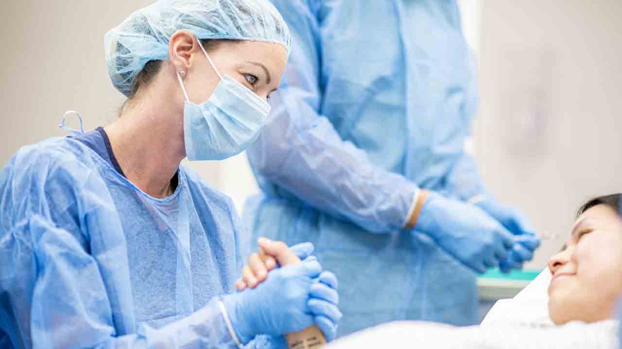 వైద్యులు లేకుండానే డెలివరీ చేసిన నర్సులు