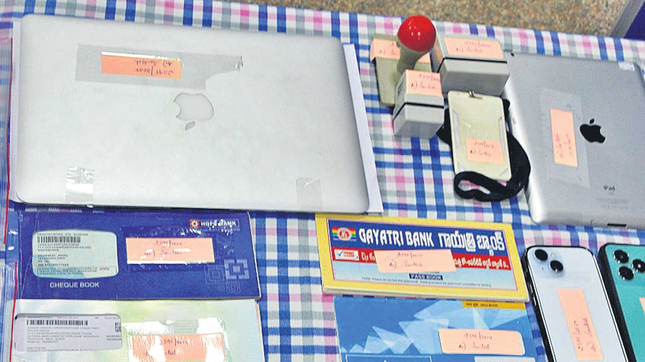 సైబర్‌ ముఠాల గుట్టురట్టు