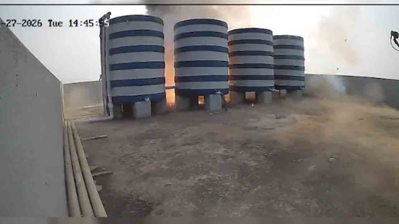 Watch: ఇంటిపైన బాంబులు తయారు చేస్తుండగా పేలుడు.. తర్వాత ఏం జరిగిందంటే?